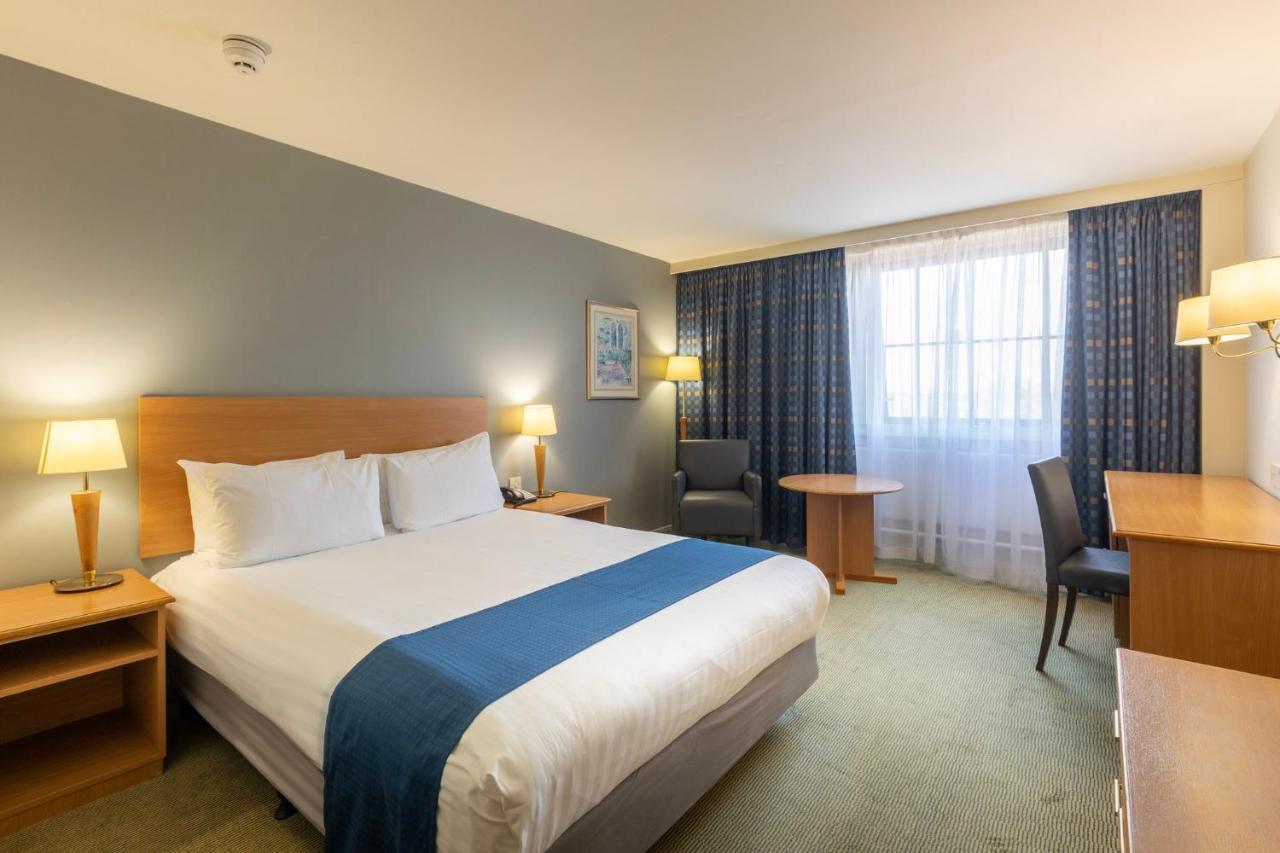 Holiday Inn London Sutton By Ihg Exterior photo